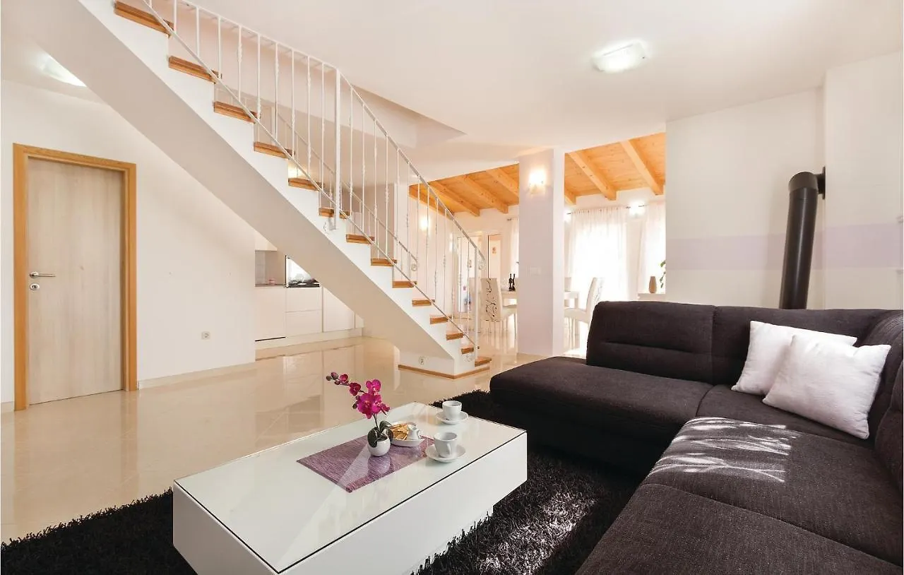 펜션 2 Bedroom Cozy Home In 로비니스코 셀로