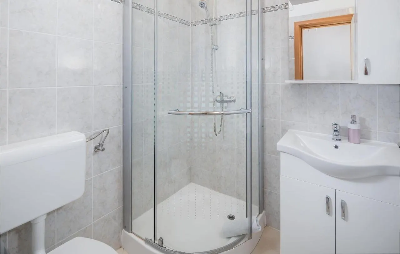 2 Bedroom Cozy Home In 로비니스코 셀로 크로아티아