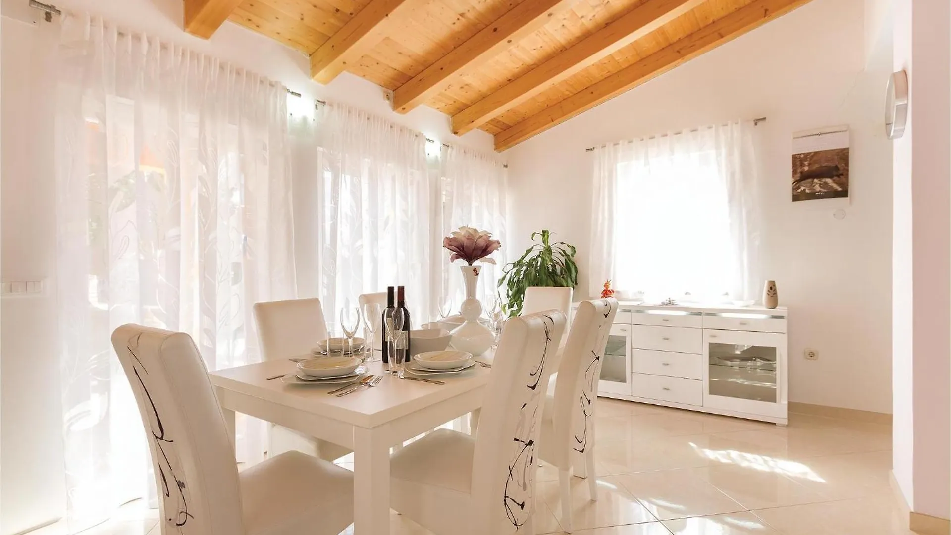 펜션 2 Bedroom Cozy Home In 로비니스코 셀로